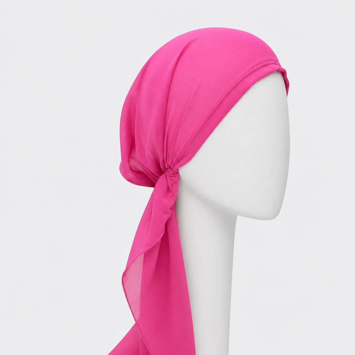 Foulard prénoué long en chiffon rose sur fond blanc