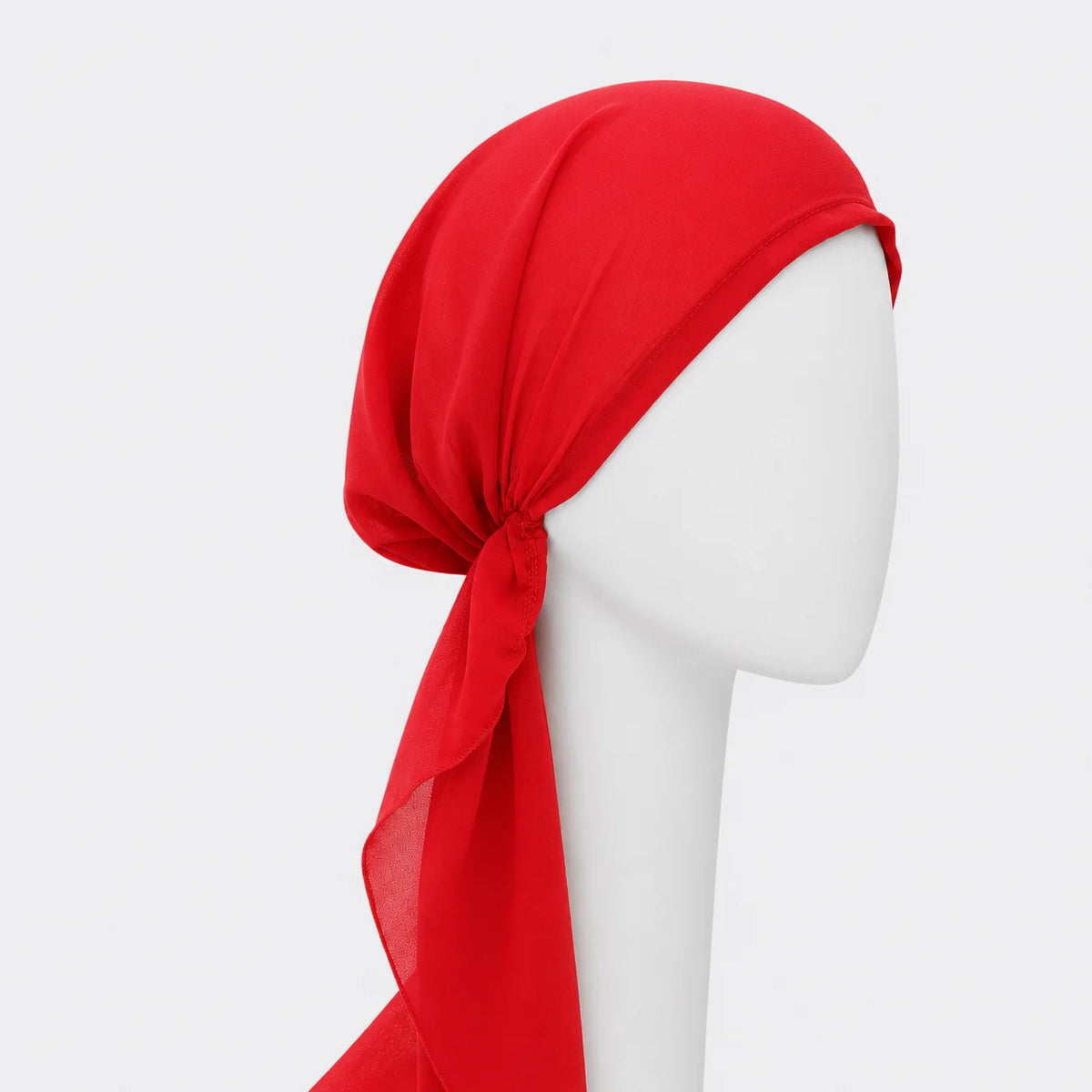 Foulard prénoué long en chiffon rouge sur fond blanc
