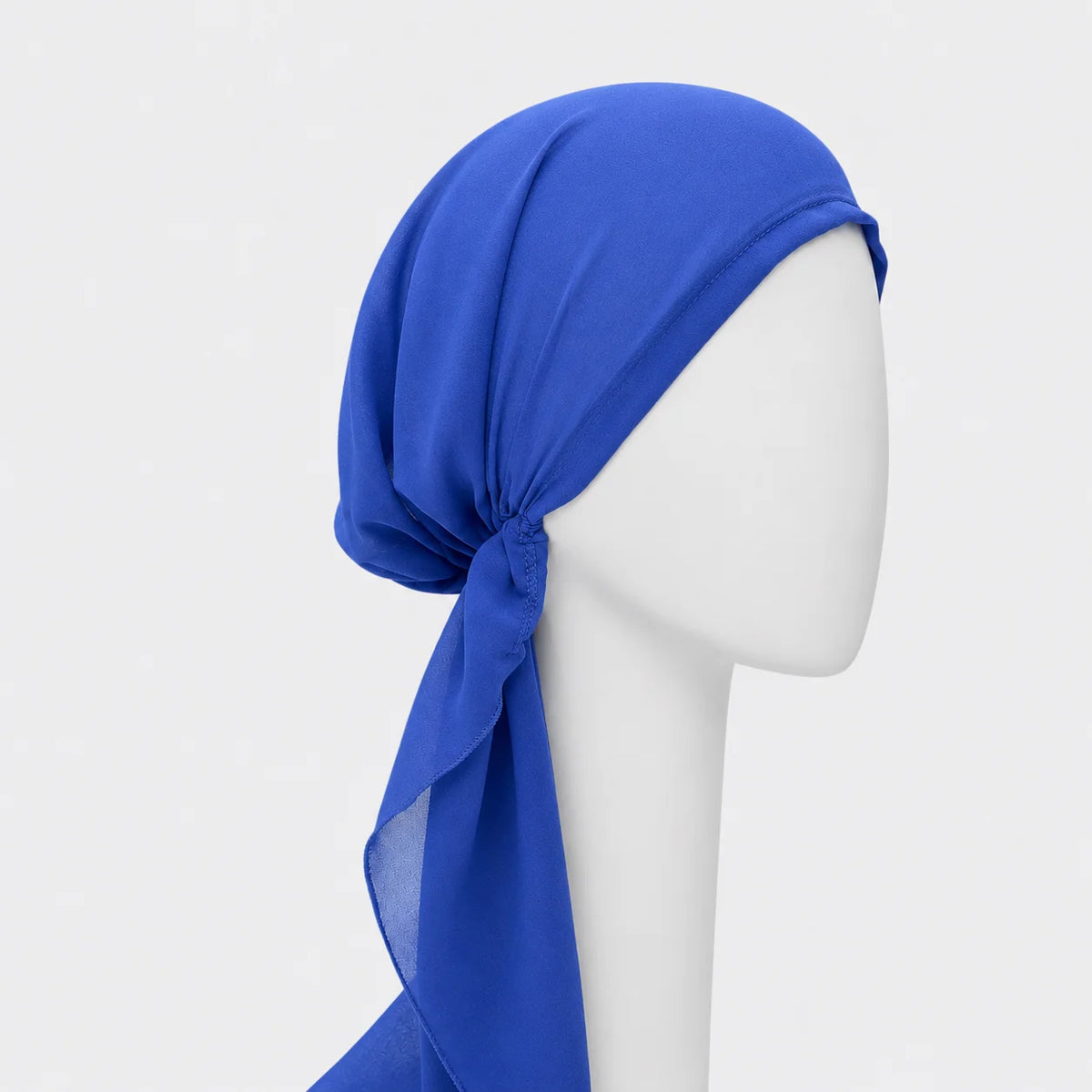 Foulard prénoué long en chiffon saphire sur fond blanc