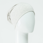 Bonnet chimio Sibelle en bambou gris. Un bonnet idéal pour les femmes qui sont confrontées à la perte de leurs cheveux. Vue de profil.