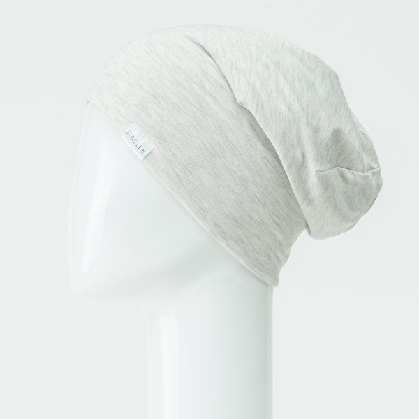 Bonnet chimio Sibelle en bambou gris. Un bonnet idéal pour les femmes qui sont confrontées à la perte de leurs cheveux. Vue côté gauche.