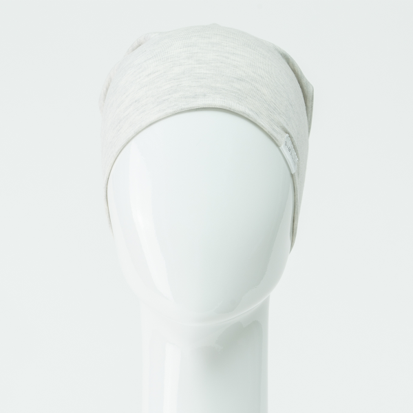 Bonnet chimio Sibelle en bambou gris. Un bonnet idéal pour les femmes qui sont confrontées à la perte de leurs cheveux. Vue de face.
